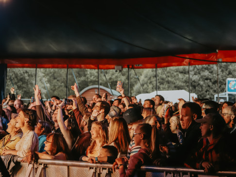 Islands stage crowd being wowed